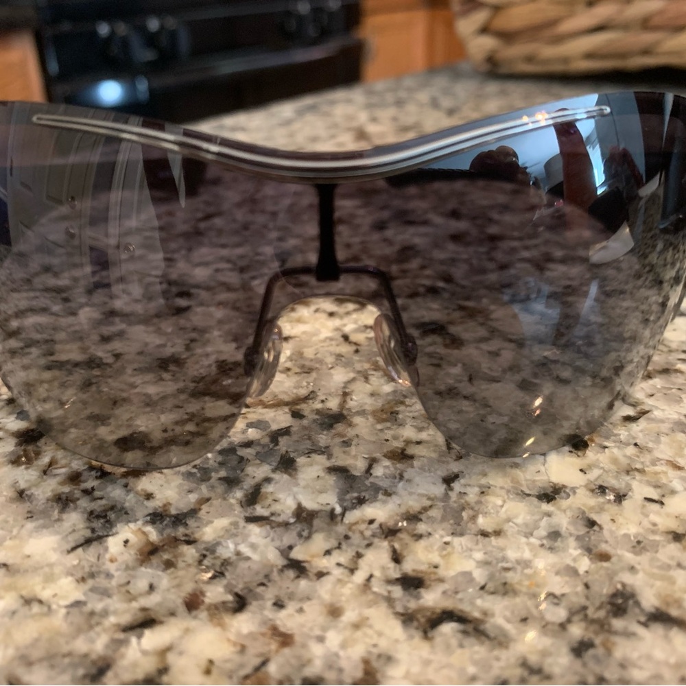 Gucci Black Shield Sunglasses with Dark Smoke Lenses - Picture 2 of 8